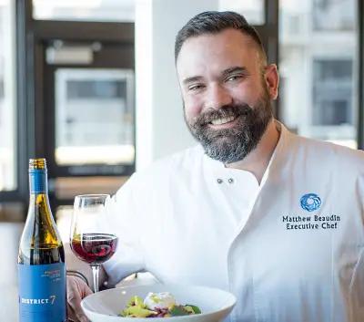 Kocken Matthew Beaudin med mat och vin