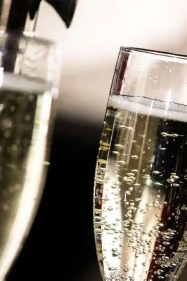 mousserande: 2 glas med bubbel