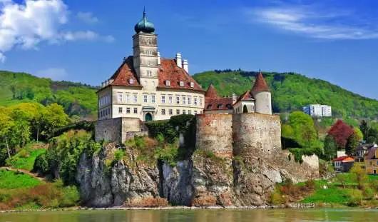 Öasterrike - e vy över en liten by vid Donau