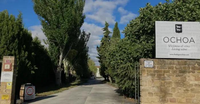 Bodegas Ochoa - Vingården med eget laboratorium för vintillverkningen 