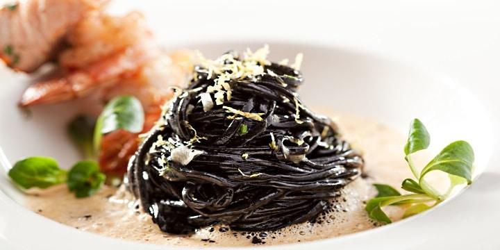 Sagolik svart pasta, grillade laxspett, fluffig Champagnesås och bubblor i glaset