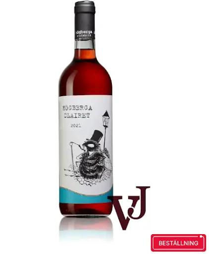 (Högberga Clairet 2021 är ett fantastiskt rött vin med en mjuk och bärig karaktär, perfekt för alla vinälskare som uppskattar en balanserad smakprofil. Vinet har en vacker ljusröd färg och doftar ljuvligt av blodapelsinskal, hallon, röda vinbär och örter. Denna komplexa doft ger en hint om den rika smakupplevelsen som väntar. Med tydliga inslag av samma bäriga och örtiga toner är Högberga Clairet 2021 en njutning för smaklökarna. Passar utmärkt till bufféer, fisk, fågel eller grönsaker, vilket gör det till ett mångsidigt val för olika måltider)