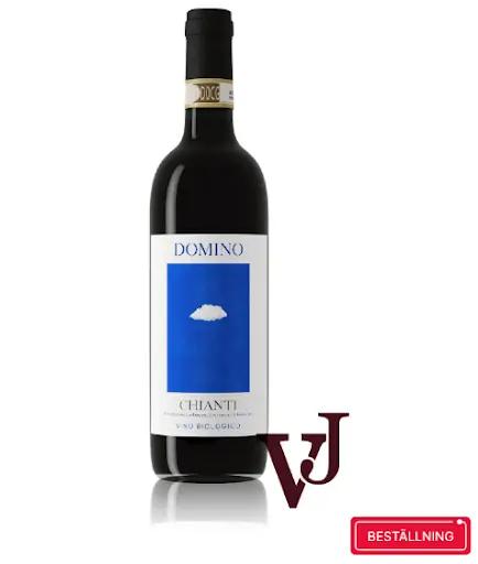Domino Chianti 2020 är ett framstående rött vin från Chianti, beläget i hjärtat av Toscana, Italien. Detta vin är noggrant framställt av 100% Sangiovese-druvor, vilket skänker det en rik och välstrukturerad kropp. Med dess djupa röda färg och smaknoter av mörka körsbär, mogna plommon och en lätt kryddighet, erbjuder Domino Chianti 2020 en smakupplevelse som är både robust och elegant. Tanninerna är välbalanserade vilket ger en silkeslen finish, och vinet har en alkoholhalt på 14%. Detta gör det till ett utmärkt val för att komplettera rätter med rött kött, pasta eller mogna ostar. Njut av ett glas Domino Chianti 2020 för att verkligen uppskatta essensen av Toscana
