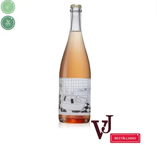 (Single Moms Pét-Nat Rosé 2022 är en hyllning till sommarens livliga fester och stöd för goda ändamål. Detta charmiga mousserande rosévin från EU framhäver en läcker blandning av jordgubbar, vattenmelon, och röda vinbär med en uppfriskande touch av blodgrapefrukt. Den läckra rosa nyansen och de lekfulla bubblorna kompletterar dess friska syra perfekt, vilket gör vinet till ett utmärkt val för aperitif eller som komplement till lätta rätter som fisk och grönsaker. Med varje flaska bidrar du till att stödja ensamstående mammor, vilket gör varje klunk extra meningsfull. Njut av en flaska Single Moms Pét-Nat Rosé 2022 och bidra till en värdefull sak samtidigt som du förgyller din måltid)