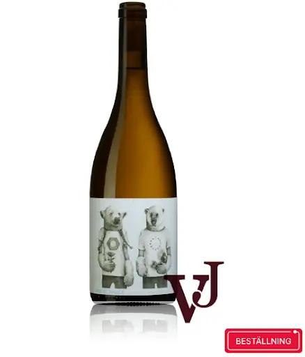 (Wine Mechanics Lokalproducerat EU-vin 2022 är ett elegant vitt vin från EU-regionen, skapat av en unik blandning av Furmint och Riesling. Detta vin erbjuder en balanserad och frisk smakprofil med noter av citrusfrukter och blommiga toner som kompletteras av en behaglig syra. Med lokalt producerade ingredienser och en passionerad tillverkningsprocess ger detta vin en autentisk smakupplevelse. Perfekt för dem som uppskattar kvalitetsviner och letar efter en spännande upptäckt i vinvärlden)