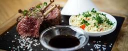 Gott Bordeaux-vin med marockanska lammkotletter