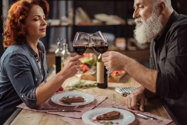malbec - ett medelålders par dricker vin