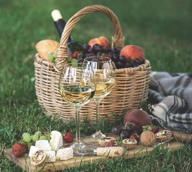 picknickvinet en picknickkorg